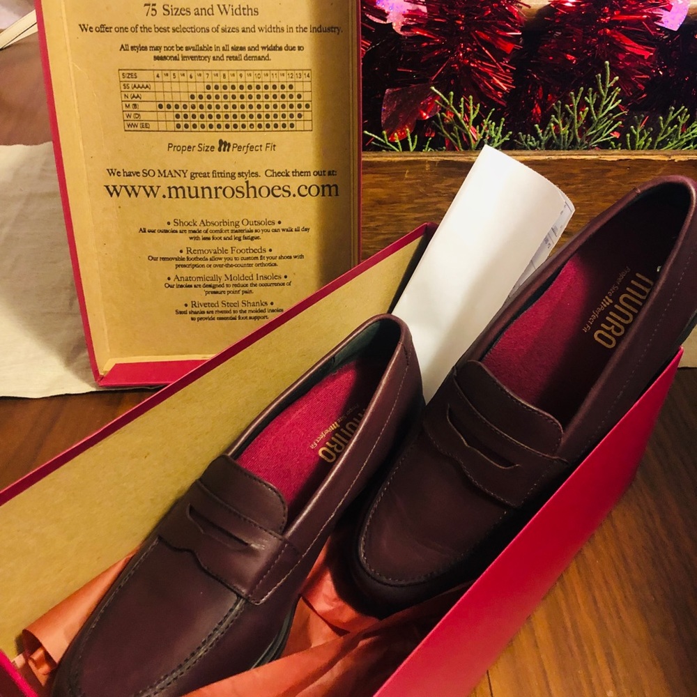 🍷NWOT Munro Jordi Wine Leather slip on loafer 🍷